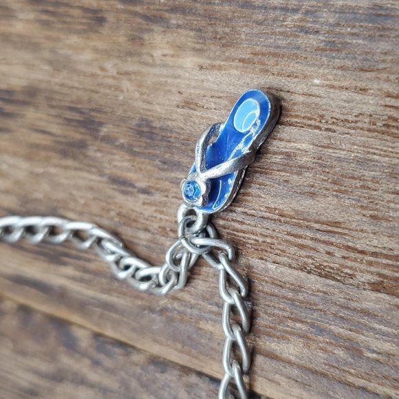 B2023 flip flop easy breeze girly feminine beachy charm bracelet - Picture 2 of 3